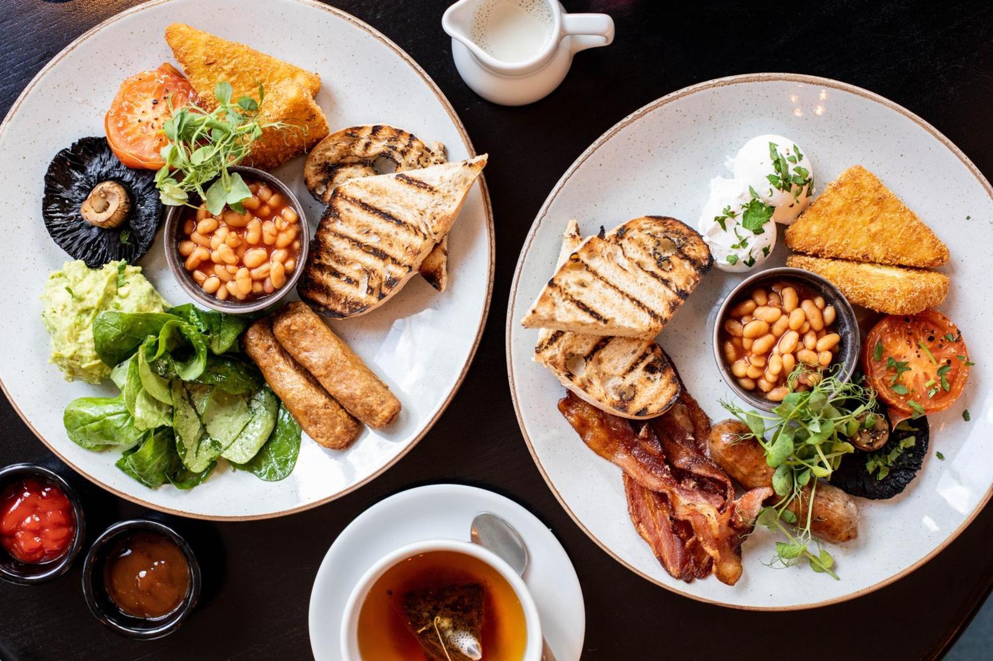 Citysuites 2 Aparthotel Salford  Esterno foto The photo displays two plates of hearty breakfast items. Each plate includes:

- Grilled bread slices
- Grilled sausages
- Baked beans served in a small bowl
- Fresh salad with greens
- A slice of tomato
- A piece of grilled mushroom
- Crispy bacon s